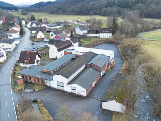 Gepflegtes Zweifamilienhaus und großzügige Lagerhallen in Rödental zu verkaufen!