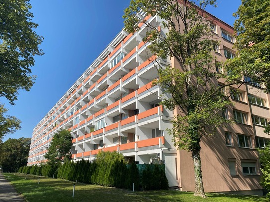 Bezugsfreie 3-Zimmer-Wohnung auf oberster Etage, im TOP Zustand und mit Weitblick über Südpark