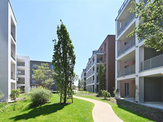 Erstbezug zur Miete in den SCHWETZINGER HÖFEN: 3-Zimmer-Wohnung im 1. OG mit Ost-Loggia.