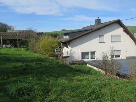 Einfamilienhaus mit traumhaftem Garten und großzügigem Platz für Wohnen, Arbeiten und Parken