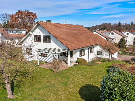 Großzügiges Ein-/Zweifamilienhaus in schöner Lage von Mochenwangen