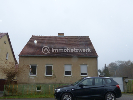 sanierungsbedürftigen Einfamilienhaus in schöner Lage mit großem Grundstück!!