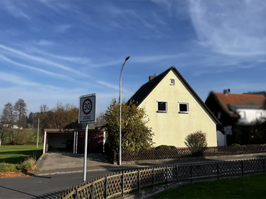 Freistehendes Einfamilienhaus mit großem Grundstück