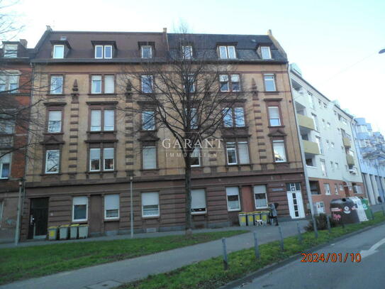 Familiengerechte 4 Zimmer-Wohnung mit Ausbaupotential im historischen, denkmalgeschützten Altbau