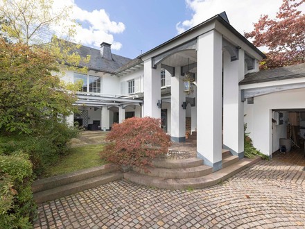 Premium Villa mit riesigem Poolhaus auf großzügigem Grundstück in Bestlage von Lennestadt