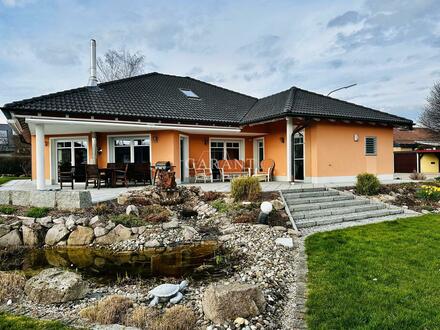 Barrierefreies Wohnen auf einer Ebene * Beeindruckender Bungalow in ruhiger Ortsrandlage mit Garten!