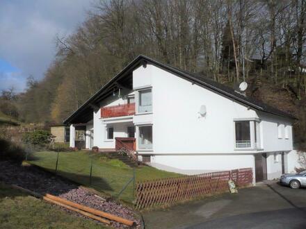 Freistehendes Zweifamilienhaus in naturnahe Lage