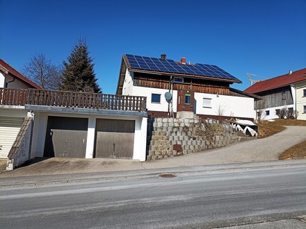 Älteres Einfamilienhaus zum Renovieren mit Garagen und PV-Anlagen in sonniger Lage