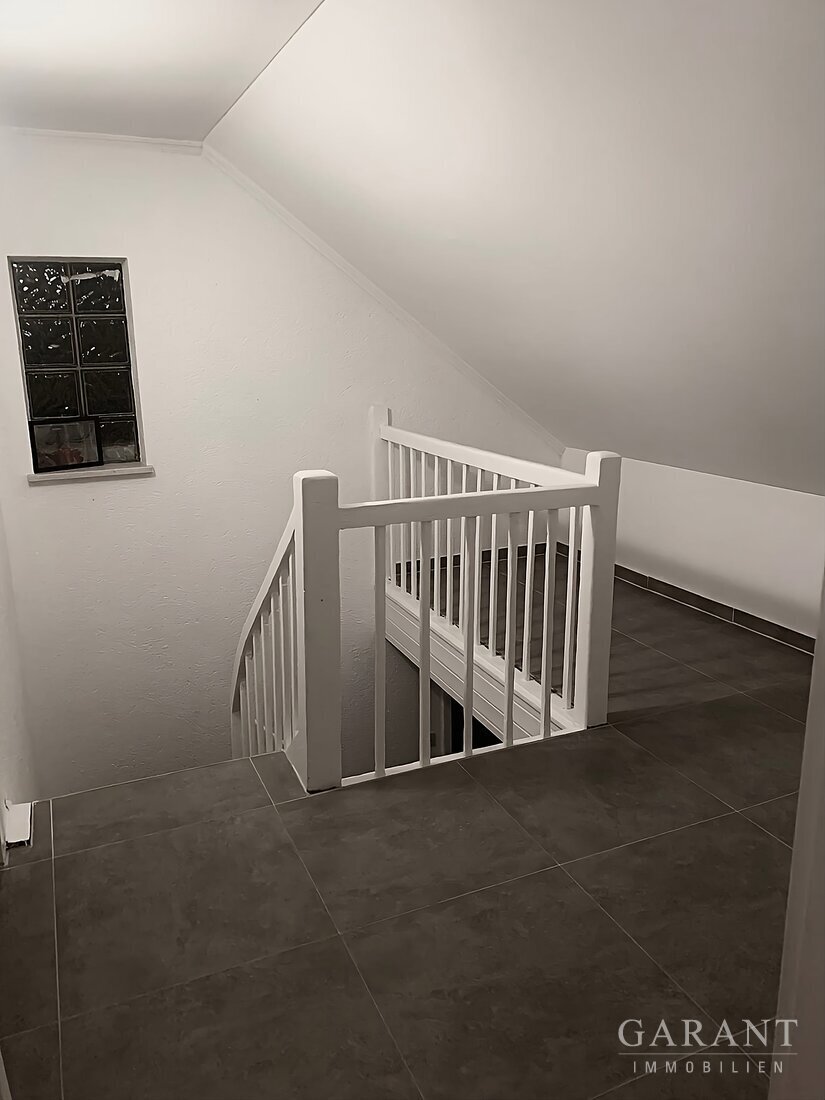 Exklusives Anwesen in Olching: Einfamilienhaus mit Nebengebäude und Weiher auf großem Grundstück – 82140 Olching, 82140 Olching – Vorschaubild 4