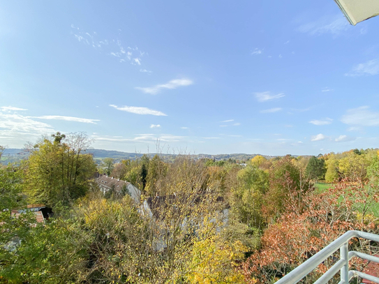 Preisanpassung! Geräumige 3-Zimmer-Wohnung mit herrlichem Ausblick, Aufzug und PKW-Stellplatz!