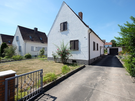 Freistehendes 1-2 Parteienwohnhaus mit 2 Garagen und großem sonnigen Gartenbereich in ruhiger Lage.