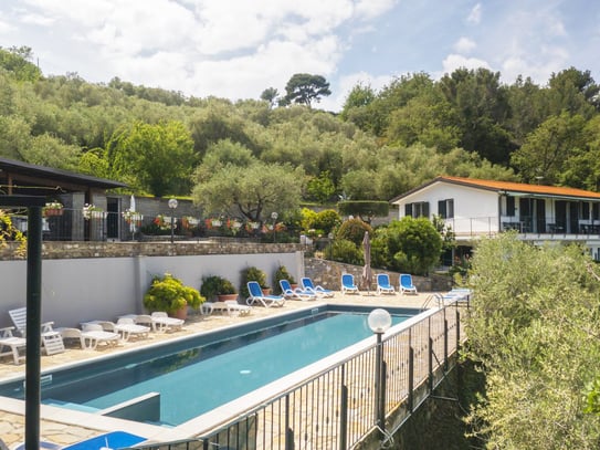 Villa mit großem Pool und Meerblick in Imperia