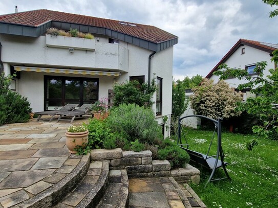 Attraktives Einfamilienhaus mit ELW mit tollem Garten