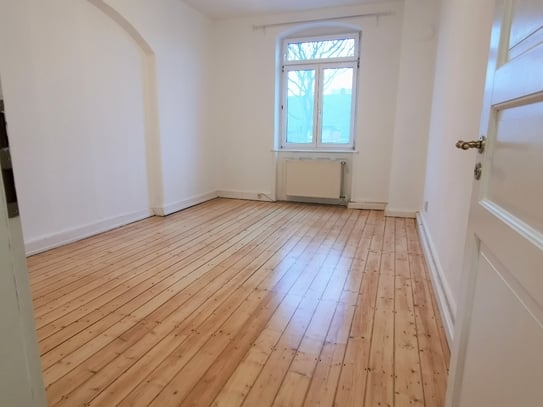 Renovierte Jugendstilwohnung mit Balkon und EBK