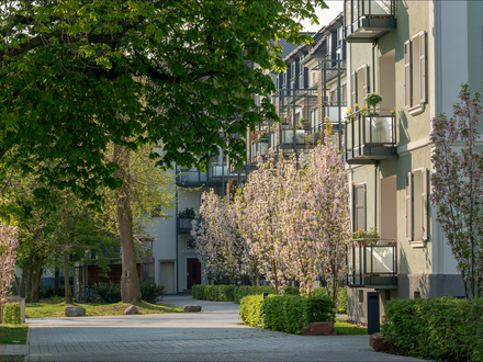 Hohenzollernhöfe! 3,5 Zimmer Wohnung mit moderner Einbauküche und TG-Stellplatz. Frei ab Mai 2024!