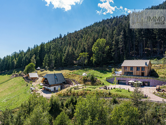 Einzigartige Bergvilla mit Gästechalet und Dolomitenblick