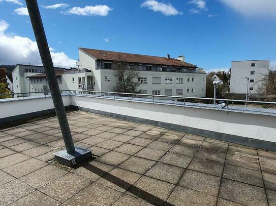 Besondere Maisonette-Wohnung mit großer Dachterrasse u. Aufzug in zentraler Lage von Leinfelden!
