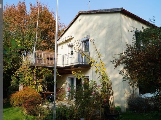 Freist. Einfamilienhaus in ruhiger Wohnlage, ca. 400 m² Grund, ca. 136 m² Wfl., Renovierungsbedarf