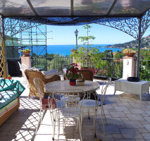 Anwesen in traumhafter, idyllischer Hanglage mit Panoramablick auf das Mittelmeer