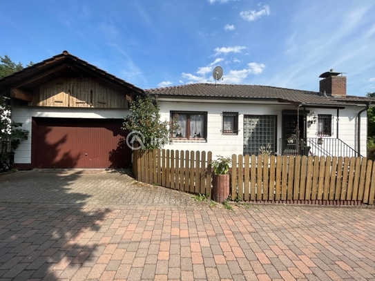 Winkelbungalow, verkleidet mit Faserzementplatten (kein Eternit)