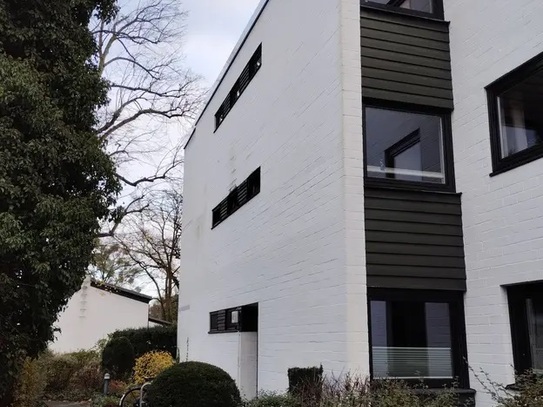 Gut geschnittene 2-3 Zimmer-Wohnung in ruhiger Grundstücksanlage mit Balkon, Parkplatz