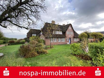 Landschaftstypische 3-Zimmer Reetdach-Ferienwohnung über 2 Etagen mit Meerblick und PKW-Stellplatz