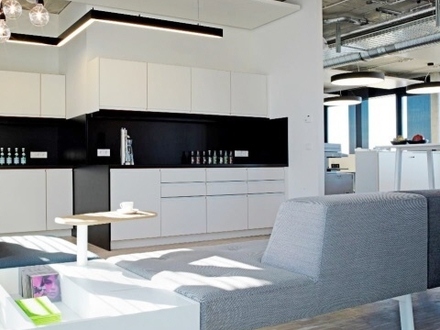 Mit Pool vor der Tür ... Büro in stylischem Umfeld