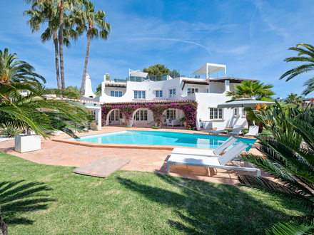 Außergewöhnliche Villa im ibizenkischen Stil mit spektakulärem Blick auf die Bucht von Palma