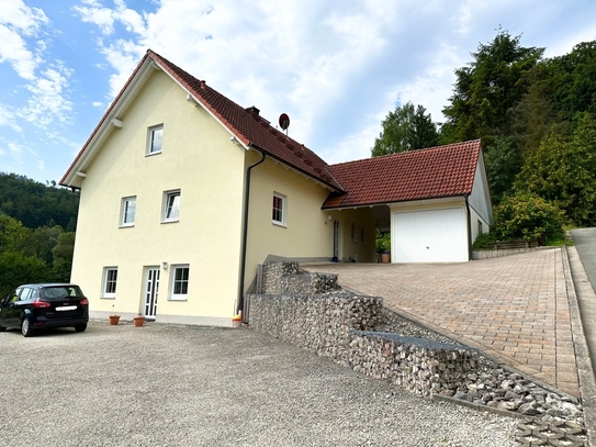 Genießen Sie die Ruhe! Junges Einfamilienhaus (Energieeffizienzklasse A+) mit Einliegerwohnung und traumhaften Ausblick!