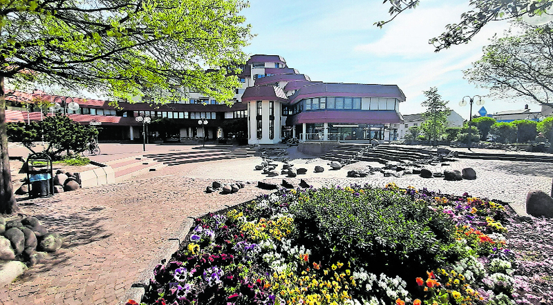 Ortszentrum: Auf dem Burgunder Platz, an dem auch Limburgerhofs Rathaus gelegen ist, findet der Wochenmarkt statt. Foto: srä