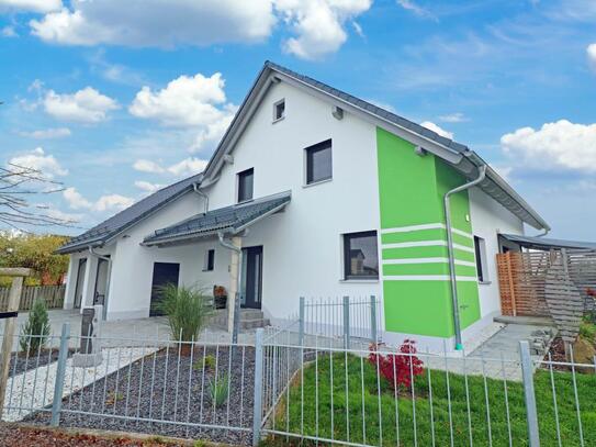 Ihr neues Zuhause! Modernes Wohnhaus mit Doppelgarage, Kaminofen und PV-Anlage.