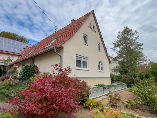 Geschmackvoll saniertes Bauernhaus mit Scheune und großem Garten