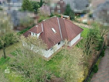 Weißer Bungalow mit ausgebautem Dachgeschoss