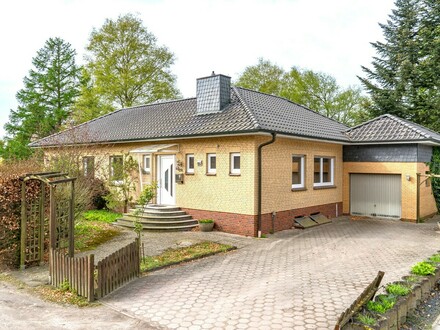 Gepflegter Winkelbungalow mit Teilkeller, Garage und großem Grundstück