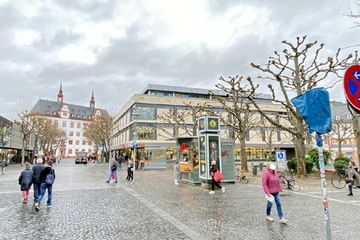 Sch 9 Blick Richtung Bushaltestellen Duoglas Pavillon, Marktplatz und Müller Drogerie