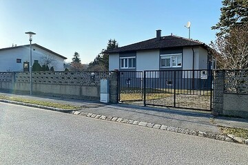 Bungalow mit Wintergarten, Garage in Bahnhofsnähe