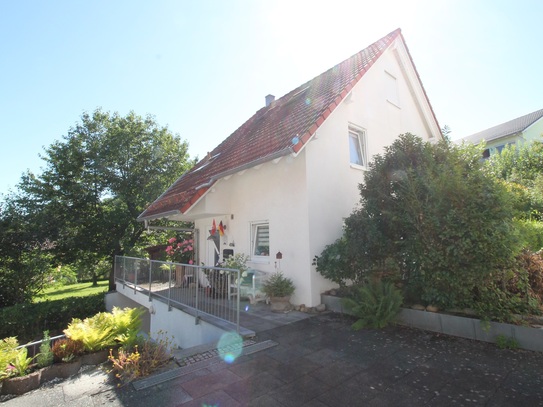 *** Freistehendes Einfamilienhaus mit Garten und Garage ***