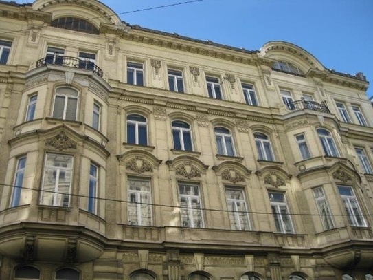 SANIERUNGSBEDÜRFTIGE ALTBAUWOHNUNG IN ZENTRALER LAGE