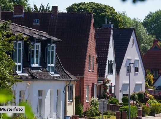 Einfamilienhaus mit Garage und Pool