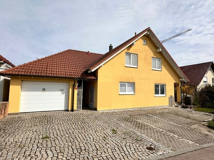 SCHÖNES EINFAMILIENHAUS MIT GARTEN UND GARAGE