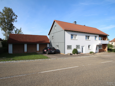 Großzügiges Wohnhaus mit Dreifach-Garage, Nebengebäude und jeder Menge Platz