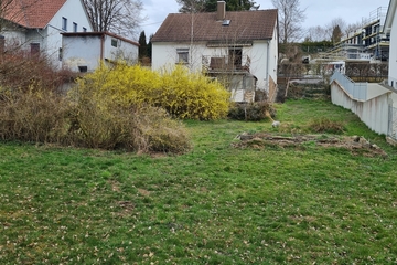 Blick vom Garten zum Haus mit ecent. Auffahrt