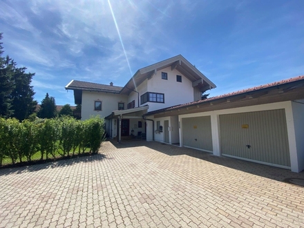 Zweifam.haus mit Appartement, Garagen, Carport, großem Garten und Baugrund