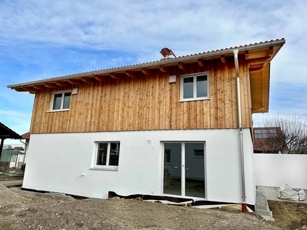 Großzügiges Neubau-Einfamilienhaus mit Garage und Carport!