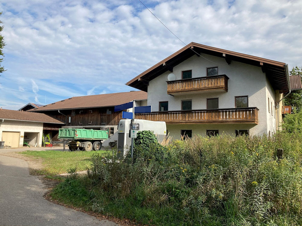 Bereit für neue Ideen! Leerstehendes Bauernhaus auf großzügigem Grundstück – 83301 Traunreut, 83301 Traunreut – Vorschaubild 3