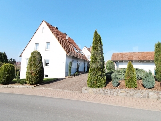 Freistehendes Haus mit Garten und Doppelcarport