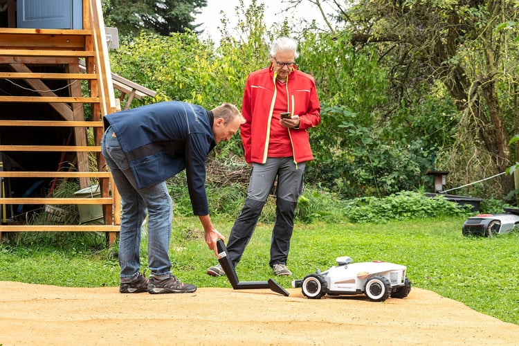 Acht autonome Mähroboter im Test