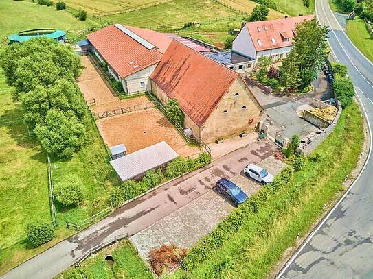 Reitanlage in Bayern mit historischem Wohnhaus und gepflegten Trainingsbedingungen!