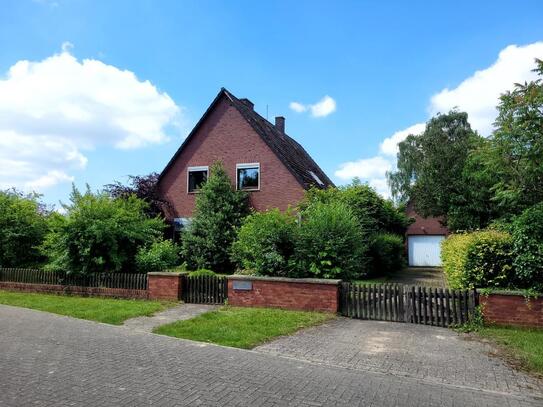 Ruhig gelegenes Einfamilienhaus mit Einliegerwohnung, Keller & Garage auf großem Grundstück am Ende einer Sackgasse