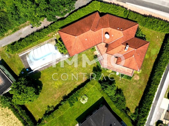 Bungalow - Wohnen und Büros oder Praxisräume mit großer Terrasse Garten, überdachter Pool im Garten